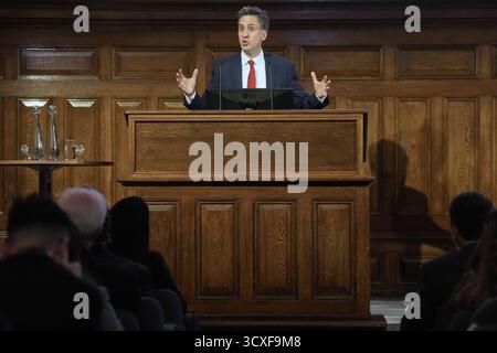 Ed Miliband, secrétaire à l'énergie, prononce un discours lors de la conférence annuelle Energy UK à Westminster, dans le centre de Londres. Date de la photo : mardi 14 octobre 2025. Banque D'Images