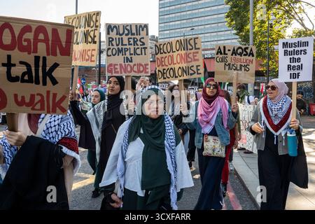 Manifestation nationale pour la Palestine, Londres. Femmes musulmanes avec des signes "dirigeants musulmans complices de génocide" et "décoloniser". Banque D'Images