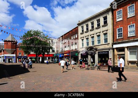 Vue à travers la place du marché, ville de Nuneaton, Warwickshire, Angleterre, Royaume-Uni Banque D'Images