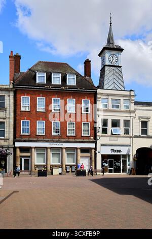 Vue à travers la place du marché, ville de Nuneaton, Warwickshire, Angleterre, Royaume-Uni Banque D'Images