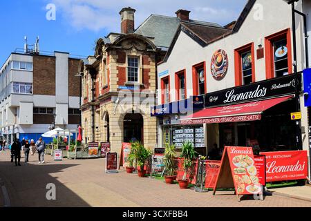 Vue à travers Newdegate place, ville de Nuneaton, Warwickshire, Angleterre, Royaume-Uni Banque D'Images