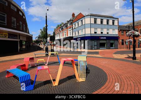 Vue à travers la rue Bridge, ville de Nuneaton, Warwickshire, Angleterre, Royaume-Uni Banque D'Images