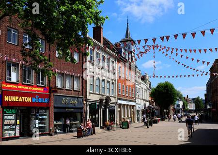 Vue à travers la place du marché, ville de Nuneaton, Warwickshire, Angleterre, Royaume-Uni Banque D'Images
