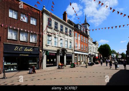 Vue à travers la place du marché, ville de Nuneaton, Warwickshire, Angleterre, Royaume-Uni Banque D'Images