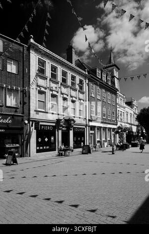 Vue à travers la place du marché, ville de Nuneaton, Warwickshire, Angleterre, Royaume-Uni Banque D'Images
