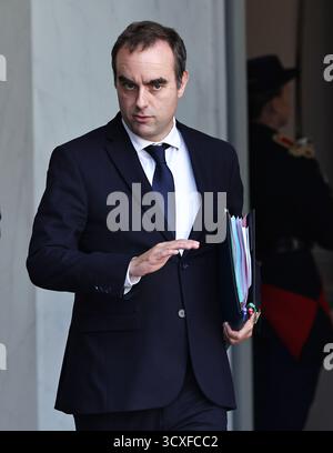 Paris, France. 14 octobre 2025. Le premier ministre français Sébastien Lecornu part après la première réunion hebdomadaire du cabinet du nouveau gouvernement au Palais de l'Élysée à Paris, France, 14 octobre 2025. Le premier ministre français Sébastien Lecornu a dévoilé dimanche soir la composition de son nouveau gouvernement, composé d'un total de 34 ministres, selon la présidence. Crédit : Gao Jing/Xinhua/Alamy Live News Banque D'Images
