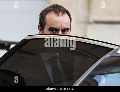 Paris, France. 14 octobre 2025. Le premier ministre français Sébastien Lecornu part après la première réunion hebdomadaire du cabinet du nouveau gouvernement au Palais de l'Élysée à Paris, France, 14 octobre 2025. Le premier ministre français Sébastien Lecornu a dévoilé dimanche soir la composition de son nouveau gouvernement, composé d'un total de 34 ministres, selon la présidence. Crédit : Gao Jing/Xinhua/Alamy Live News Banque D'Images