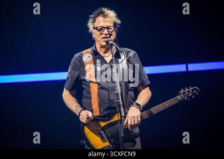 Noodles (Kevin John Wasserman) de The Offspring jouant en direct à Oslo le 10 octobre 2025 Banque D'Images