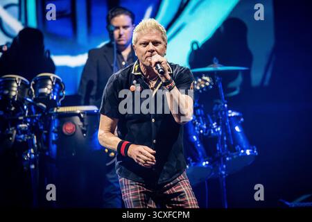 Dexter Holland de The Offspring jouant en live à Oslo le 10 octobre 2025 Banque D'Images