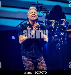 Dexter Holland de The Offspring jouant en live à Oslo le 10 octobre 2025 Banque D'Images