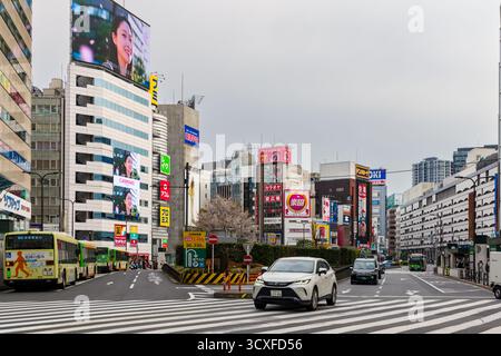 Architecture moderne avec de grands panneaux publicitaires dans le quartier animé d'Ikebukuro Banque D'Images