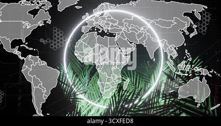 Affichage de la carte du monde encadrant l'Afrique centrale avec anneau lumineux sur l'écran, palmiers néon, grille hexagonale Banque D'Images