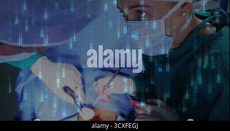 Chirurgien pratiquant la chirurgie à l'aide d'un scalpel sur le patient à la TABLE CHIRURGICALE, avec superposition binaire, espace de copie Banque D'Images