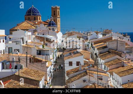Altea, Espagne - 11 septembre 2025 ; vieille ville sur la côte méditerranéenne de la Costa Blanca. Banque D'Images