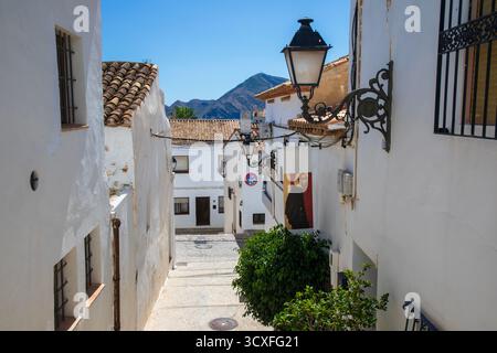 Altea, Espagne - 11 septembre 2025 ; vieille ville sur la côte méditerranéenne de la Costa Blanca. Banque D'Images