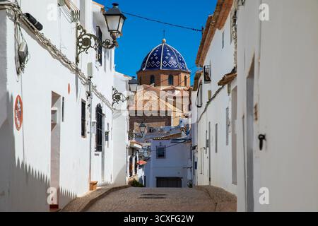 Altea, Espagne - 11 septembre 2025 ; vieille ville sur la côte méditerranéenne de la Costa Blanca. Banque D'Images