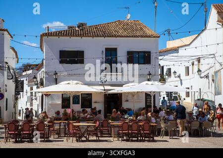 Altea, Espagne - 11 septembre 2025 ; les gens profitent du soleil dans la vieille ville d'Altea sur la côte méditerranéenne de la Costa Blanca. Banque D'Images