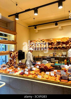 Kaliningrad, Russie - 09.12.2024 - assortiment de croissants frais et croquants et pâtisseries dans le café. Une variété de boulangerie douce fraîche dans la fenêtre de la boulangerie. Banque D'Images