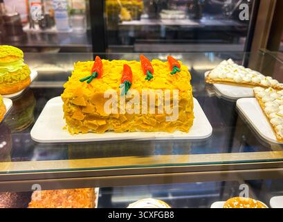 Boulangerie avec assortiment de gâteaux et cuisine de boulangerie sucrée sur les étagères. Photo de haute qualité. Banque D'Images