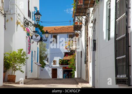 Altea, Espagne - 11 septembre 2025 ; vieille ville sur la côte méditerranéenne de la Costa Blanca. Banque D'Images