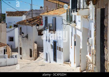 Altea, Espagne - 11 septembre 2025 ; vieille ville sur la côte méditerranéenne de la Costa Blanca. Banque D'Images