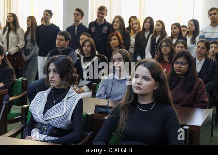 Erevan, Arménie. 14 octobre 2025. Étudiants photographiés lors d'une visite à l'Université d'Etat d'Erevan lors d'une visite royale de travail en Arménie, mardi 14 octobre 2025 à Erevan. La Reine est en visite en Arménie en tant qu’ambassadrice des objectifs de développement durable des Nations Unies (ONU). BELGA PHOTO NICOLAS MAETERLINCK crédit : Belga News Agency/Alamy Live News Banque D'Images