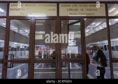 Erevan, Arménie. 14 octobre 2025. La bibliothèque photographiée lors d'une visite à l'Université d'Etat d'Erevan lors d'une visite royale de travail en Arménie, mardi 14 octobre 2025 à Erevan. La Reine est en visite en Arménie en tant qu’ambassadrice des objectifs de développement durable des Nations Unies (ONU). BELGA PHOTO NICOLAS MAETERLINCK crédit : Belga News Agency/Alamy Live News Banque D'Images