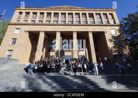 Erevan, Arménie. 14 octobre 2025. Photo prise lors d'une visite à l'Université d'Etat d'Erevan lors d'une visite royale de travail en Arménie, mardi 14 octobre 2025 à Erevan. La Reine est en visite en Arménie en tant qu’ambassadrice des objectifs de développement durable des Nations Unies (ONU). BELGA PHOTO NICOLAS MAETERLINCK crédit : Belga News Agency/Alamy Live News Banque D'Images