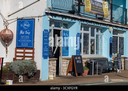 Petit café balnéaire d'affaires sur l'esplanade du front de mer à Ventnor sur la côte sud de l'île de wight UK Seaside Cafe ou restaurant Banque D'Images
