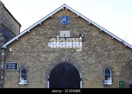 Le Drill Hall (1889) a été utilisé comme centre de l'armée territoriale pendant le C20e et est maintenant une pizzeria, Sandwich, Kent, Royaume-Uni Banque D'Images