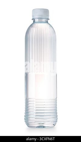 Bouteille d'eau en plastique transparent avec étiquette vierge, isolée sur fond blanc, idéale pour mettre en valeur vos conceptions Banque D'Images