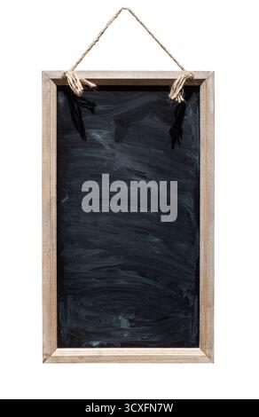 Tableau noir suspendu à une corde avec fond transparent, idéal pour ajouter du texte personnalisé ou des images Banque D'Images