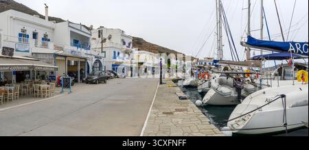 Katapola, Amorgos - 18 mai 2024 : vue panoramique de la rue dans le port de Katapola sur l'île d'Amorgos. Cyclades, Grèce Banque D'Images