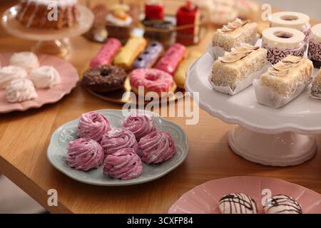 Menu buffet. Différents desserts délicieux sur table, focus sélectif Banque D'Images