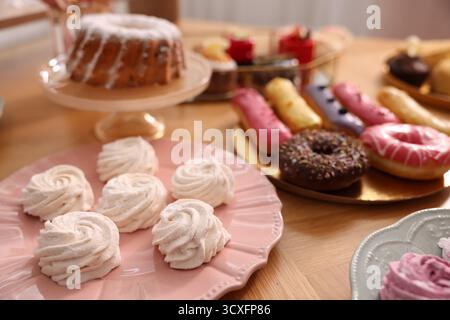 Menu buffet. Différents desserts délicieux sur table, focus sélectif Banque D'Images