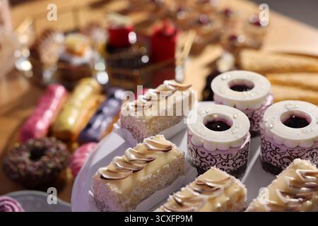Menu buffet. Différents desserts délicieux sur table, focus sélectif Banque D'Images