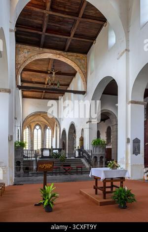 Intérieur du XIe siècle Abbatiale Église Saint-Pierre / Église abbatiale Saint-Pierre d'Hastière, Hastière-par-delà, province de Namur, Wallonie, Belgique Banque D'Images