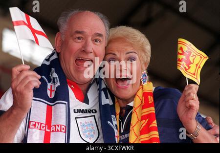 Photo du dossier datée du 01/06/98 de Tony Caunter et PAM St Clement, lors d'une photoconférence à Highbury, au nord de Londres. Tony Caunter, qui incarnait Roy Evans dans EastEnders, est décédé à l’âge de 88 ans, a annoncé sa famille. Date d'émission : mardi 14 octobre 2025. Banque D'Images
