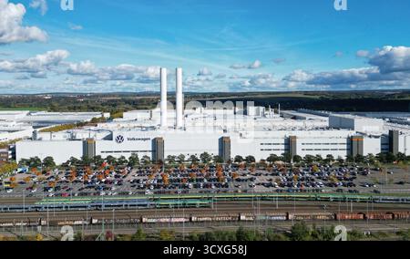 Zwickau, Allemagne. 13 octobre 2025. Vue de l'usine Volkswagen à Zwickau. Jusqu’à présent, six modèles Volkswagen, Audi et Cupra ont quitté la chaîne de production de l’usine de Saxe. L'usine de Zwickau ne fonctionne pas actuellement à pleine capacité. La capacité est de plus de 300 000 véhicules par an, actuellement un peu plus de 200 000 selon la direction. (Photo prise avec drone) crédit : Hendrik Schmidt/dpa/Alamy Live News Banque D'Images