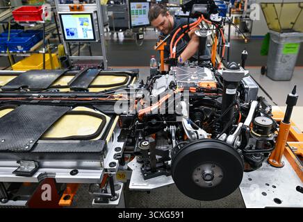 Zwickau, Allemagne. 13 octobre 2025. Les entraînements des véhicules électriques ID.3 et Cupra Born sont assemblés à l’usine Volkswagen de Zwickau. Jusqu’à présent, six modèles Volkswagen, Audi et Cupra ont quitté la chaîne de production de l’usine de Saxe. L'usine de Zwickau ne fonctionne pas actuellement à pleine capacité. La capacité est de plus de 300 000 véhicules par an ; selon la direction, elle est actuellement un peu plus de 200 000. Crédit : Hendrik Schmidt/dpa/Alamy Live News Banque D'Images