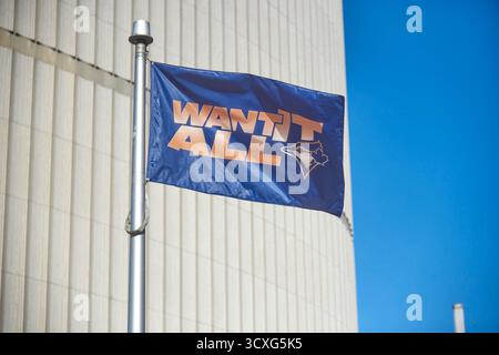 Toronto, Ontario, Canada—le 29 septembre 2025 : un drapeau des Blue Jays sur un mât de drapeau au Nathan Phillips Square de l'hôtel de ville de Toronto. Banque D'Images