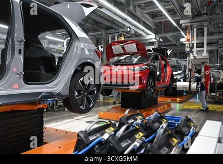 Zwickau, Allemagne. 13 octobre 2025. Les véhicules électriques ID.3 et Cupra Born sont assemblés à l’usine Volkswagen de Zwickau. Jusqu’à présent, six modèles Volkswagen, Audi et Cupra ont quitté la chaîne de production de l’usine de Saxe. L'usine de Zwickau ne fonctionne pas actuellement à pleine capacité. La capacité est de plus de 300 000 véhicules par an ; selon la direction, elle est actuellement un peu plus de 200 000. Crédit : Hendrik Schmidt/dpa/Alamy Live News Banque D'Images