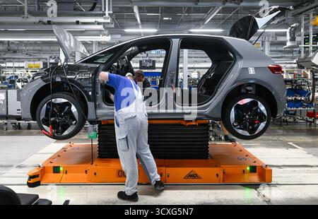 Zwickau, Allemagne. 13 octobre 2025. Les véhicules électriques ID.3 et Cupra Born sont assemblés à l’usine Volkswagen de Zwickau. Jusqu’à présent, six modèles Volkswagen, Audi et Cupra ont quitté la chaîne de production de l’usine de Saxe. L'usine de Zwickau ne fonctionne pas actuellement à pleine capacité. La capacité est de plus de 300 000 véhicules par an ; selon la direction, elle est actuellement un peu plus de 200 000. Crédit : Hendrik Schmidt/dpa/Alamy Live News Banque D'Images