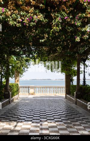 Beau parc naturel, l'étang ornemental dans les jardins botaniques de Genovs, Cadix, Andalousie, Espagne Banque D'Images