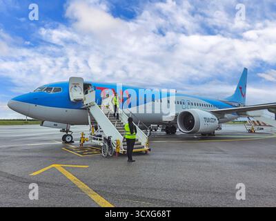 Passagers à bord d'un Boeing 737 MAX 8, avion ou avion exploité par Tui Airways, indicatif d'appel G - TUMB, à l'aéroport de Pula, Croatie Banque D'Images