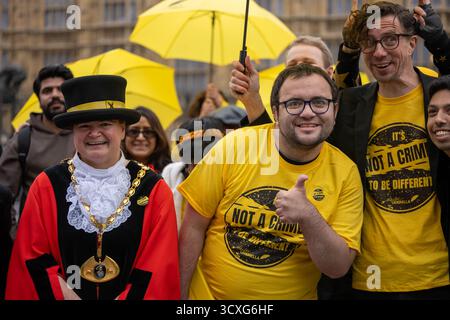Londres, Royaume-Uni. 14 octobre 2025. L’Electric Umbrella Charity vise à exploiter le pouvoir de la musique pour défier les perceptions, briser les barrières et redéfinir les normes sociétales a organisé un rassemblement à Westminster, Londres, au Royaume-Uni, avec la conseillère du maire du Dacorum Catherine McArevey Credit : Ian Davidson/Alamy Live News Banque D'Images