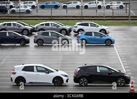 Zwickau, Allemagne. 13 octobre 2025. Les véhicules électriques de l’usine Volkswagen de Zwickau attendent d’être livrés dans un parking d’usine. Jusqu’à présent, six modèles Volkswagen, Audi et Cupra ont quitté la chaîne de production de l’usine de Saxe. L'usine de Zwickau ne fonctionne pas actuellement à pleine capacité. La capacité est de plus de 300 000 véhicules par an ; selon la direction, elle est actuellement un peu plus de 200 000. Crédit : Hendrik Schmidt/dpa/Alamy Live News Banque D'Images