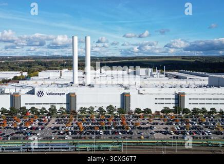 Zwickau, Allemagne. 13 octobre 2025. Vue de l'usine Volkswagen à Zwickau. Jusqu’à présent, six modèles Volkswagen, Audi et Cupra ont quitté la chaîne de production de l’usine de Saxe. L'usine de Zwickau ne fonctionne pas actuellement à pleine capacité. La capacité est de plus de 300 000 véhicules par an, actuellement un peu plus de 200 000 selon la direction. (Photo prise avec drone) crédit : Hendrik Schmidt/dpa/Alamy Live News Banque D'Images