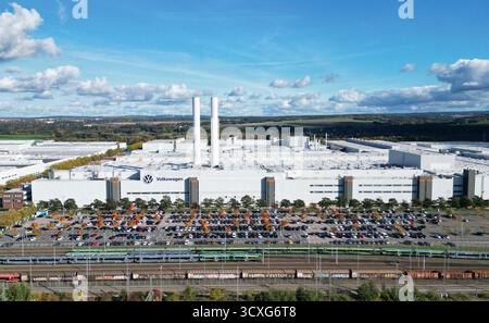 Zwickau, Allemagne. 13 octobre 2025. Vue de l'usine Volkswagen à Zwickau. Jusqu’à présent, six modèles Volkswagen, Audi et Cupra ont quitté la chaîne de production de l’usine de Saxe. L'usine de Zwickau ne fonctionne pas actuellement à pleine capacité. La capacité est de plus de 300 000 véhicules par an, actuellement un peu plus de 200 000 selon la direction. (Photo prise avec drone) crédit : Hendrik Schmidt/dpa/Alamy Live News Banque D'Images
