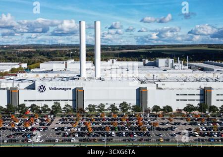 Zwickau, Allemagne. 13 octobre 2025. Vue de l'usine Volkswagen à Zwickau. Jusqu’à présent, six modèles Volkswagen, Audi et Cupra ont quitté la chaîne de production de l’usine de Saxe. L'usine de Zwickau ne fonctionne pas actuellement à pleine capacité. La capacité est de plus de 300 000 véhicules par an, actuellement un peu plus de 200 000 selon la direction. (Photo prise avec drone) crédit : Hendrik Schmidt/dpa/Alamy Live News Banque D'Images
